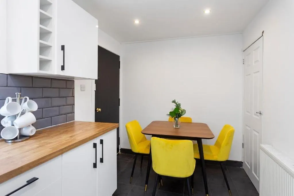 3-Bed Edinburgh Abode - Parking And Garden