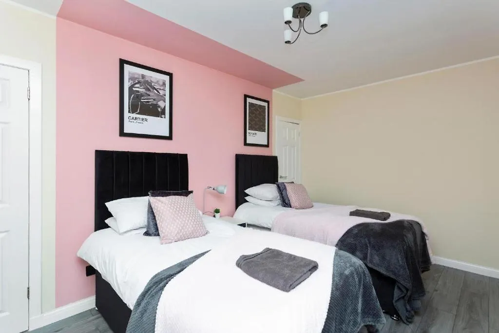 Holiday home 3-Bed Edinburgh Abode - Parking And Garden